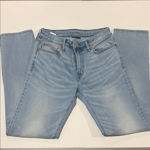 American Eagle light blue men’s size 30x32 jeans.